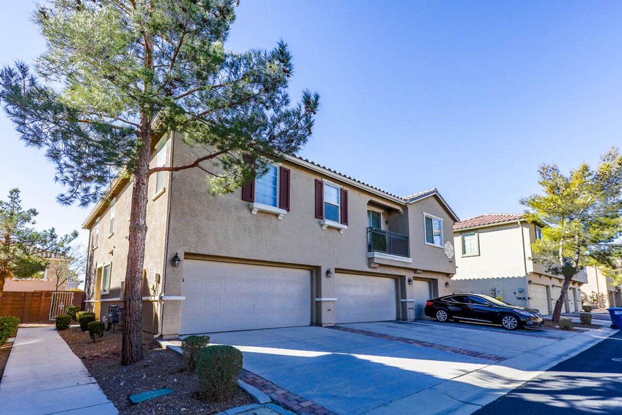 Foto principal - 3 Bed Southwest Townhome