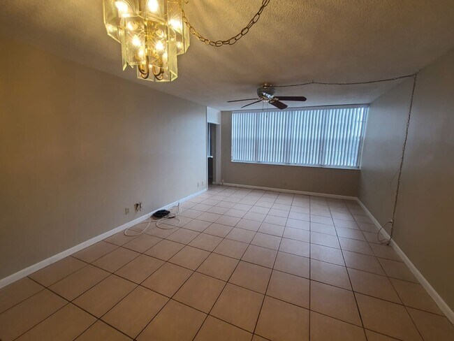 Building Photo - 1 BED 1 BATH APARTMENT | HOLLYWOOD