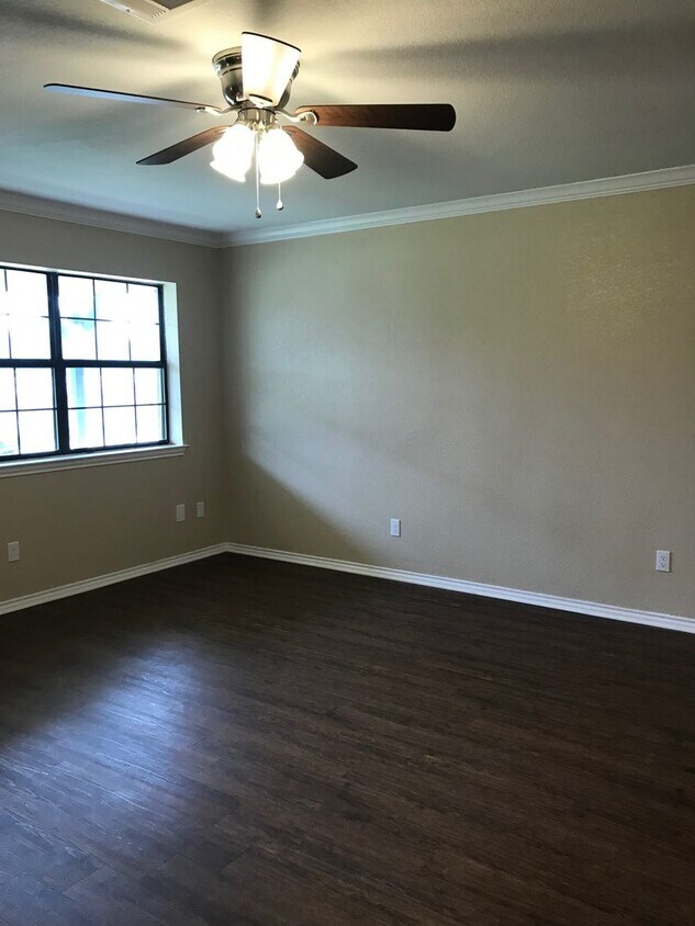 Primary Photo - 4 bed 2 bath home