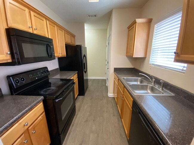 Foto del edificio - LEASING FOR JANUARY 2026! FENCED IN YARD!!