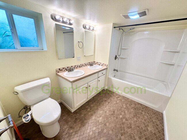 Foto del edificio - 3-Bedroom, 2-Bathroom House with Attached ...