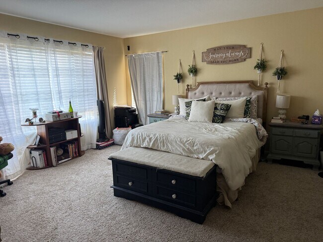 Foto del edificio - 4BD 2.5BA House with 2 Car Garage