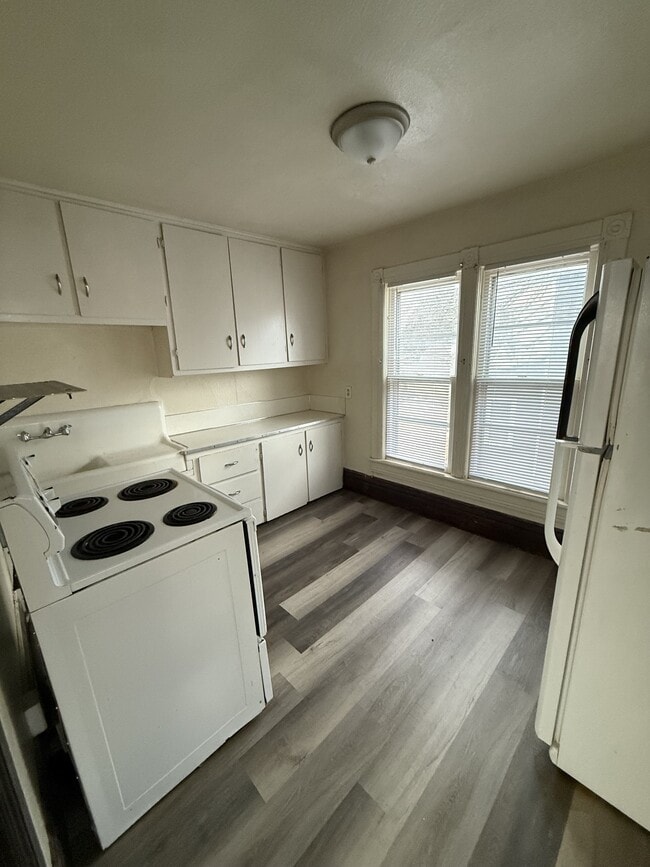 Building Photo - 723 W 1st St