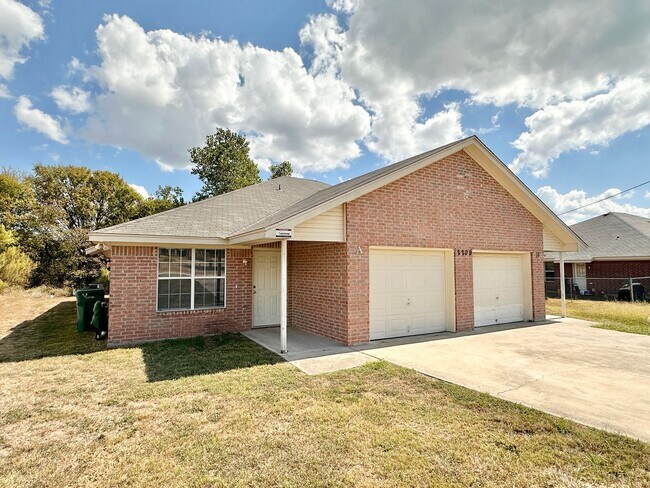 Building Photo - 2209 Indian Trail