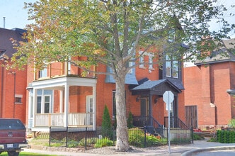 Building Photo - 160 Waverley St