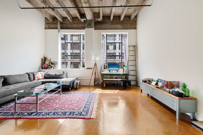 Foto del edificio - 312 W 5th St