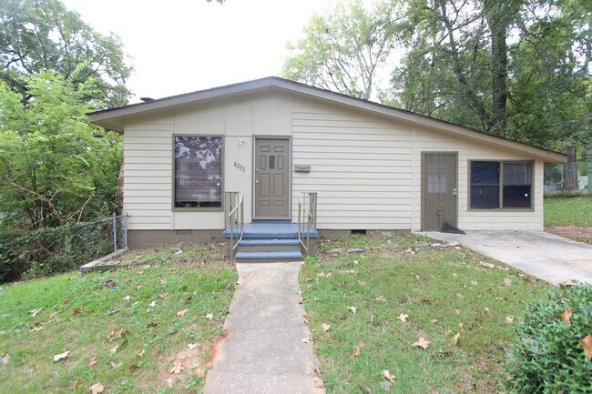 Foto del edificio - New On The Market!  3 Bedroom 1 Bath + Large Den.  Get to it Fast!!