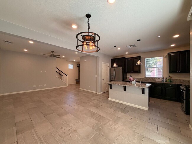 Foto del edificio - Beautiful 4 Bedroom  home in Fantastic Location