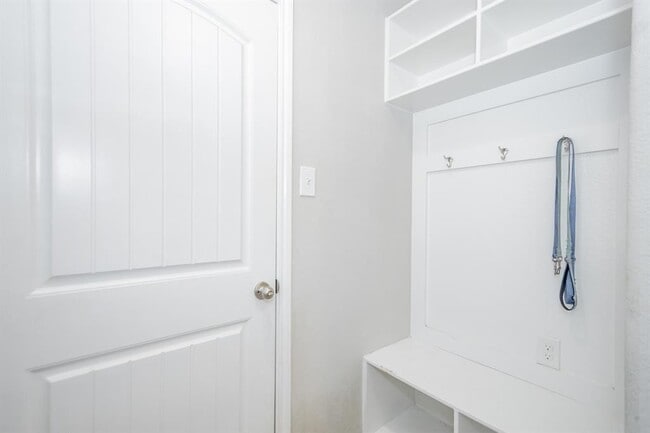 Building Photo - 21423 Holly Heights Rd