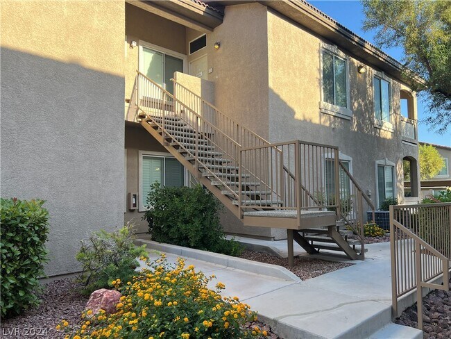 Building Photo - 2305 W Horizon Ridge Pkwy