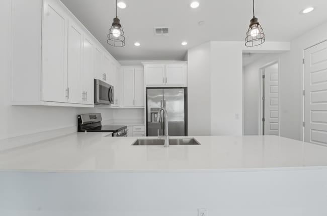 Building Photo - *Like Brand New Luxurious Modern 3 Bedroom 2 Bath Townhome in Warner Meadows!**
