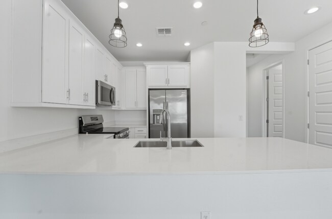 Foto del edificio - *Like Brand New Luxurious Modern 3 Bedroom 2 Bath Townhome in Warner Meadows!**
