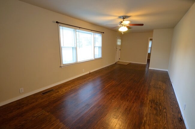 Building Photo - 712 S Apple St