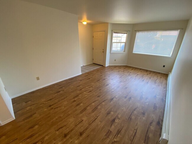Foto del edificio - 2 Bed 1.5 Bath Condo! W/S/G/Lawn Care Included!