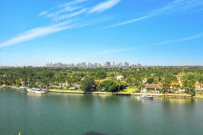 Foto del edificio - 5880 Collins Ave
