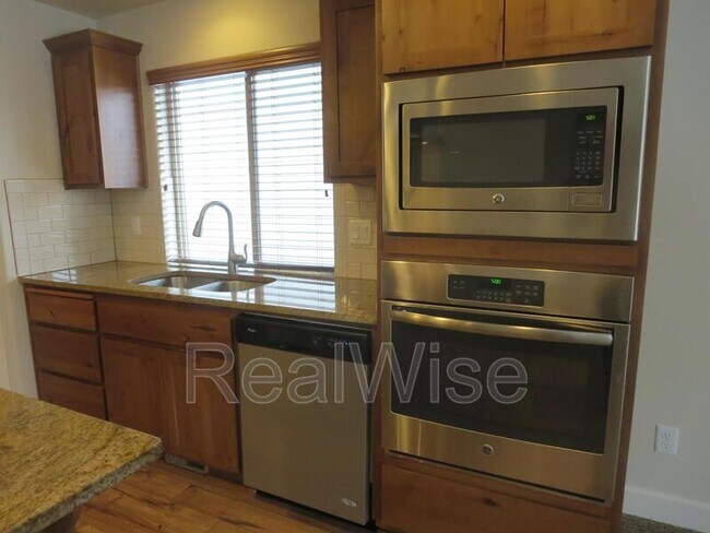 Foto del edificio - 3006 NE Red Oak Dr