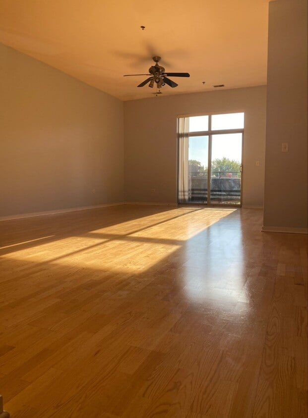 Living room - 2915 N Clybourn Ave