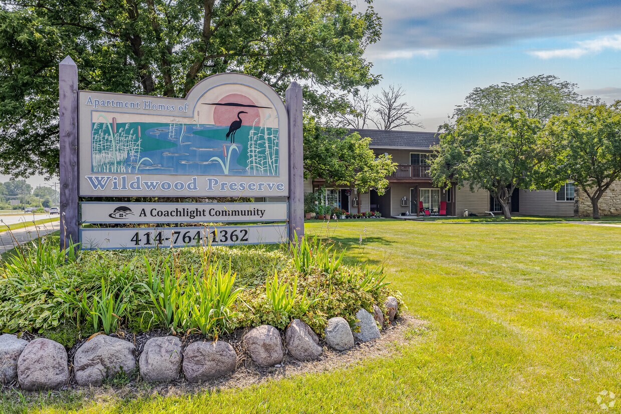 Foto principal - Apartment Homes of Wildwood Preserve in beautiful Oak Creek, WI