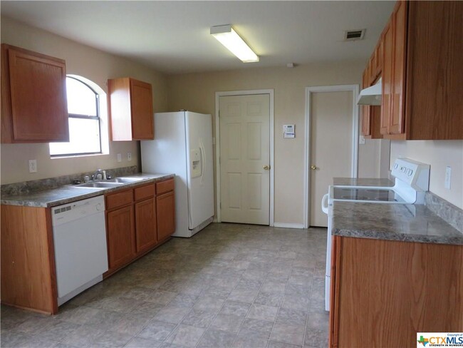 Building Photo - 3500 Viewcrest Dr