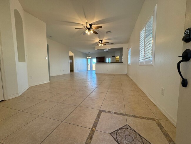 Foto del edificio - 3BR,2BS Custom home w/3 Car-Boat Deep Garage-Target shopping area