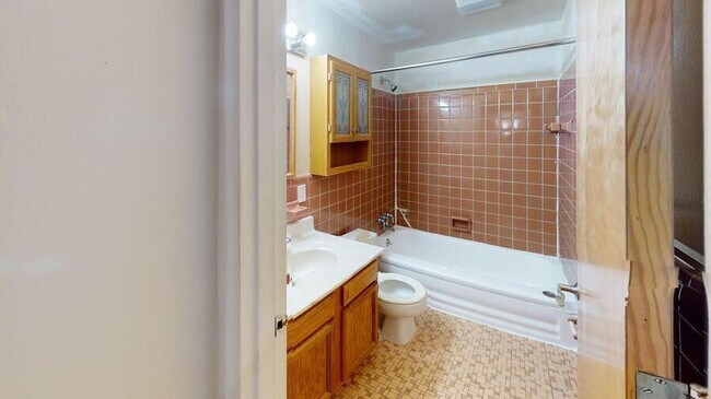 Building Photo - 839 Tappan-839-1