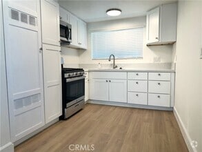 Building Photo - 717 W Provential Dr