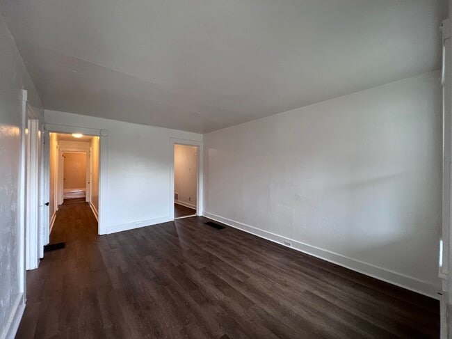 Building Photo - 614 Short St