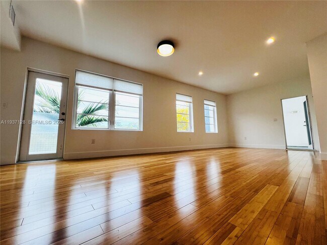 Foto del edificio - 960 Bay Dr