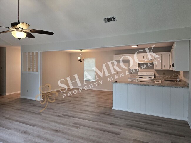 Building Photo - 4/2 Hewitt Home