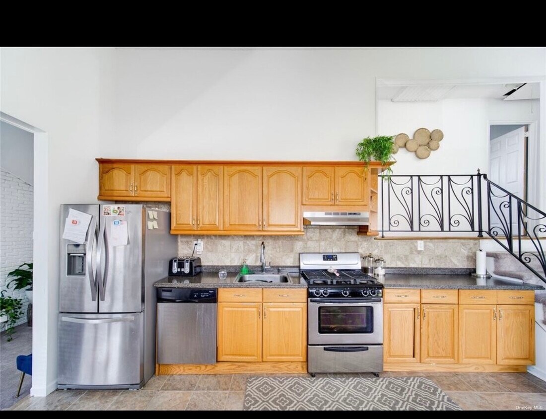 Primary Photo - 46 W Minerva Rd