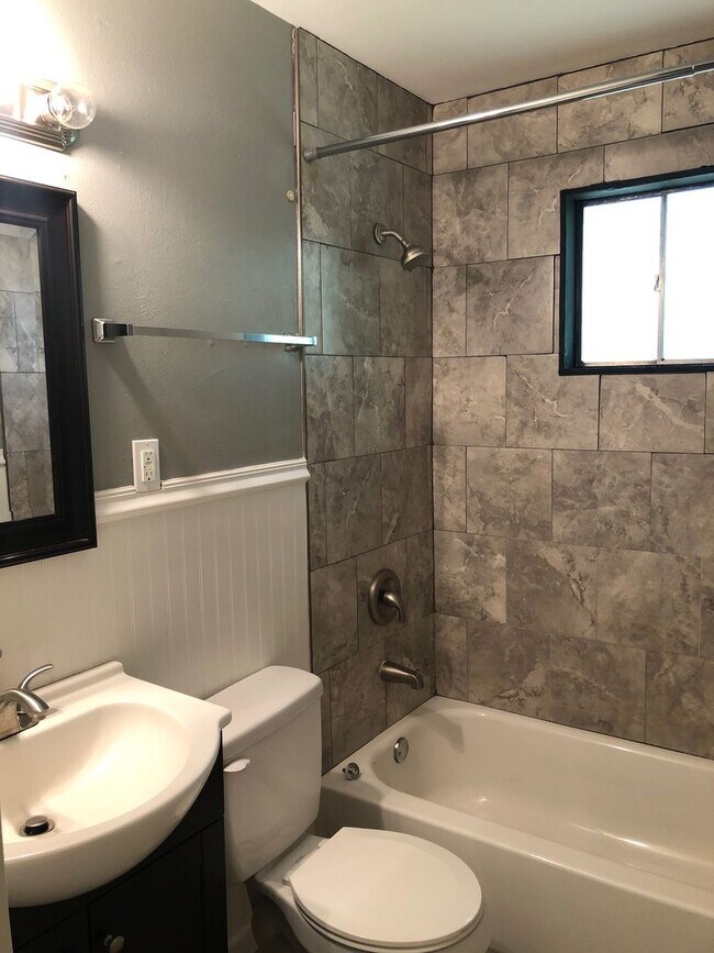 Foto del edificio - 3 Bedroom 1 Bath Beautifully Updated Home in Florissant, MO.