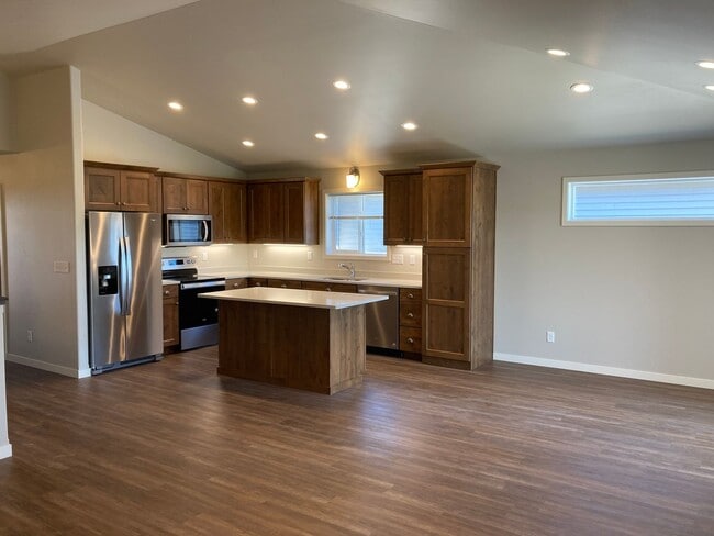 Building Photo - 4 Bed 3 Bath Twin Home