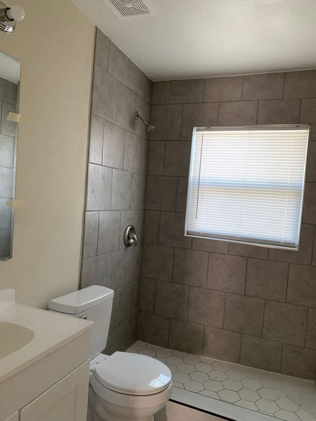 Foto del edificio - Single Family House 4bed/2bath Rent $1850/month ready June 2026
