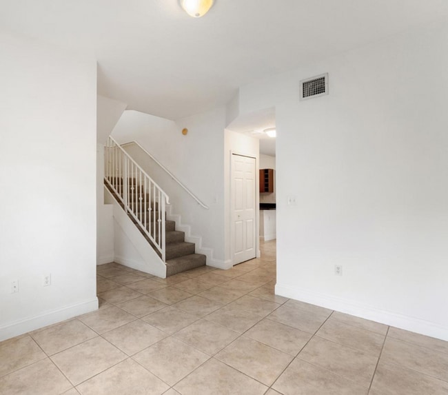 Building Photo - 10832 NW 74th Ct