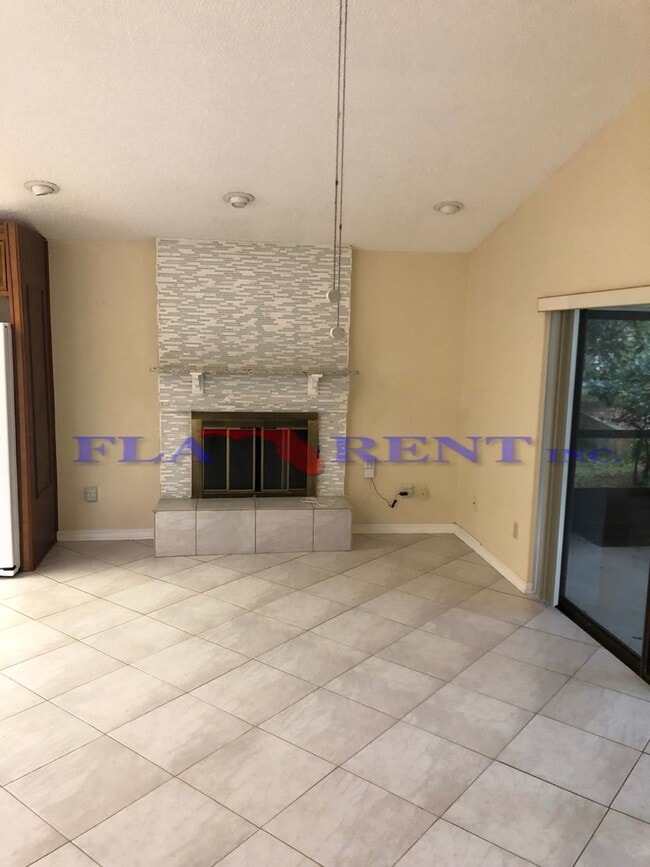 Photo - **3/2 Villa with pool in Tuscawilla** House