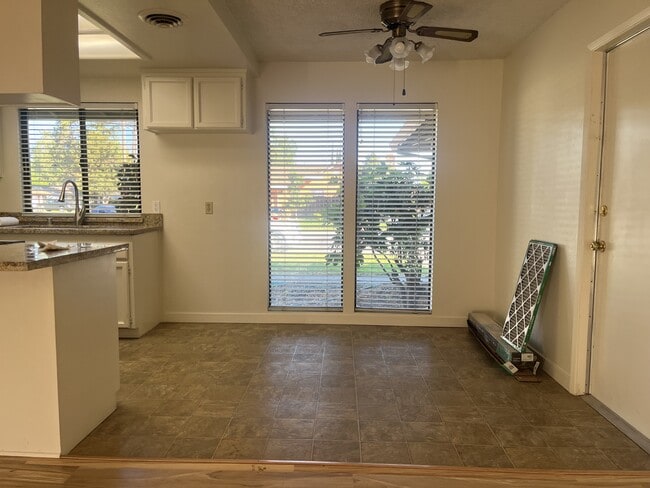 Foto del edificio - 800 Andrew Dr