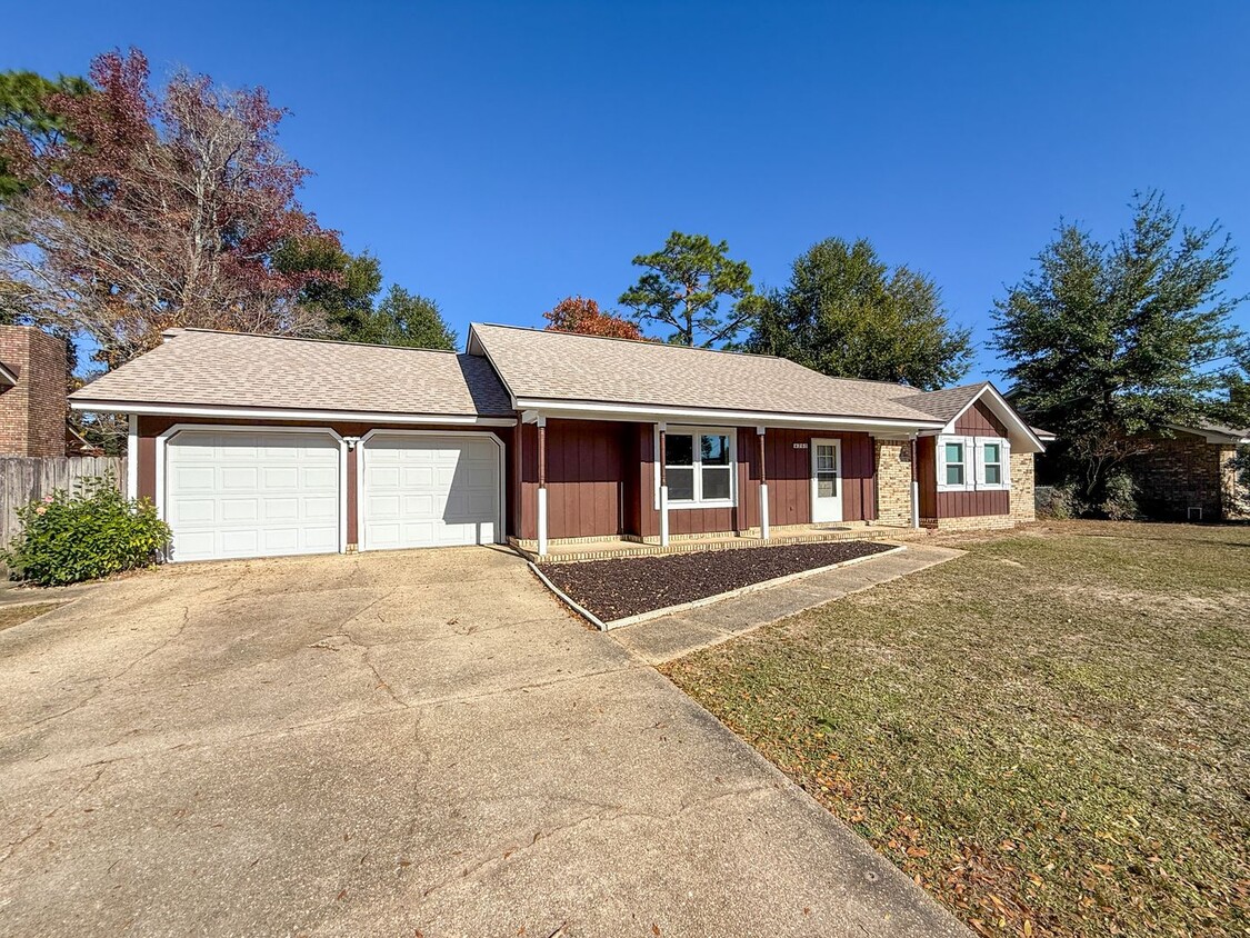 Primary Photo - 3 Bedroom 2 Bath Home in Scenic Heights Fo...