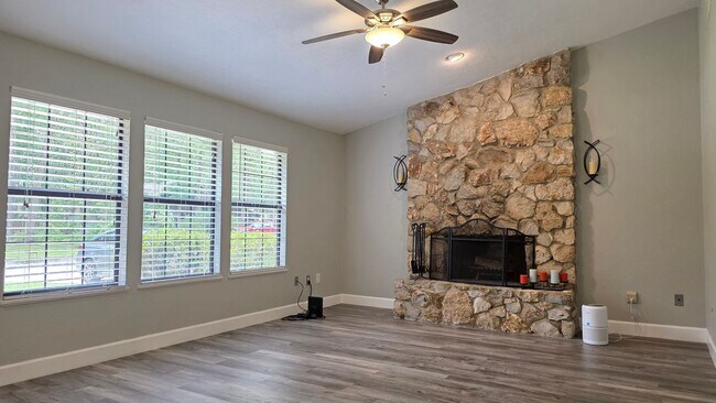 Building Photo - FOR RENT 2 bed 2 bath 1 car garage home.