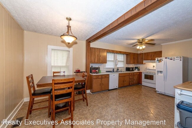 Building Photo - 2 br, 2 bath House - 301 Russell Rd