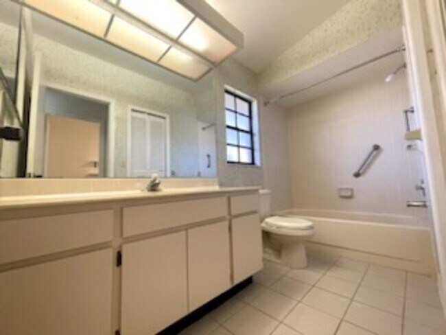 Foto del edificio - 2233 Lake Arbor Blvd