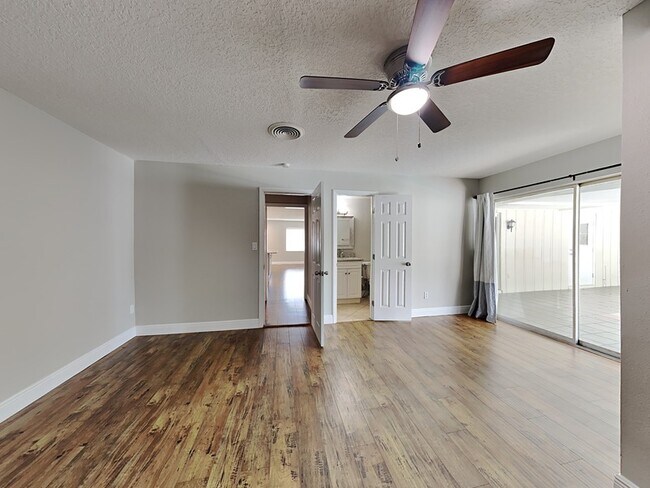 Foto del edificio - 204 N Ranger Blvd