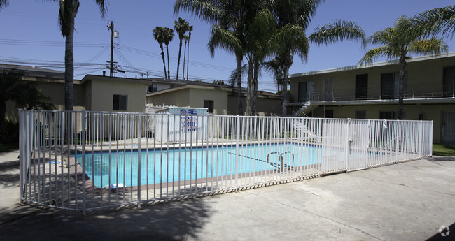 Foto del edificio - Whiting Avenue Apartments