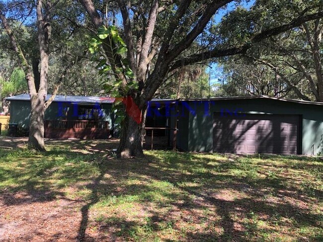 Foto del edificio - **Large 3/2 Lake front home on spacious, s...