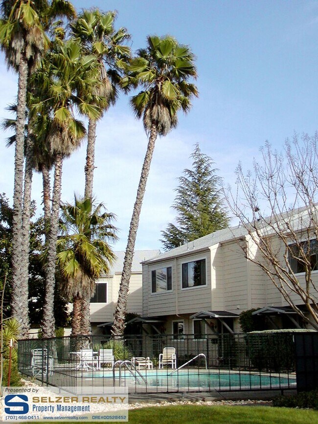 Building Photo - Charming 2 bd. condo in a lovely west hill...