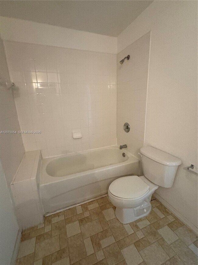 Foto del edificio - 2064 NE 167th St