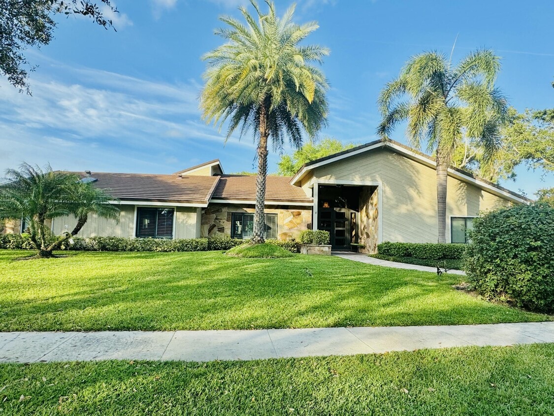 Primary Photo - 2903 Banyan Blvd Cir NW