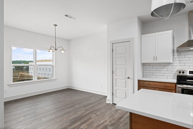 Building Photo - Four Bedroom in Madison TN