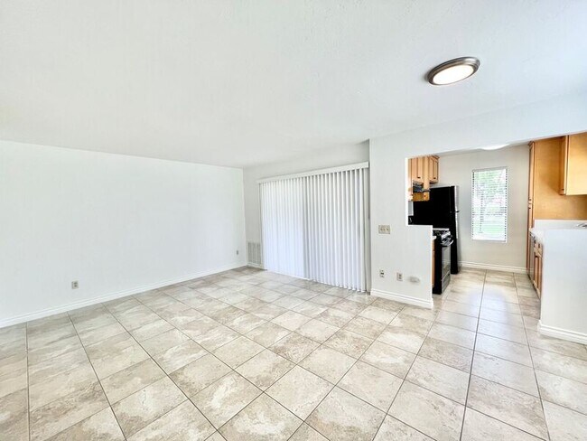 Foto del edificio - 8445 Westmore Rd