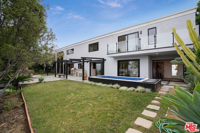 Foto del edificio - 15409 Longbow Dr