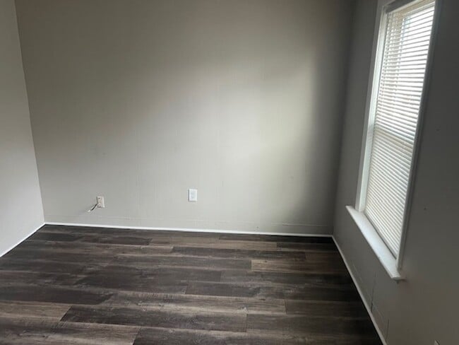 Building Photo - 2533 Penbrook Ave